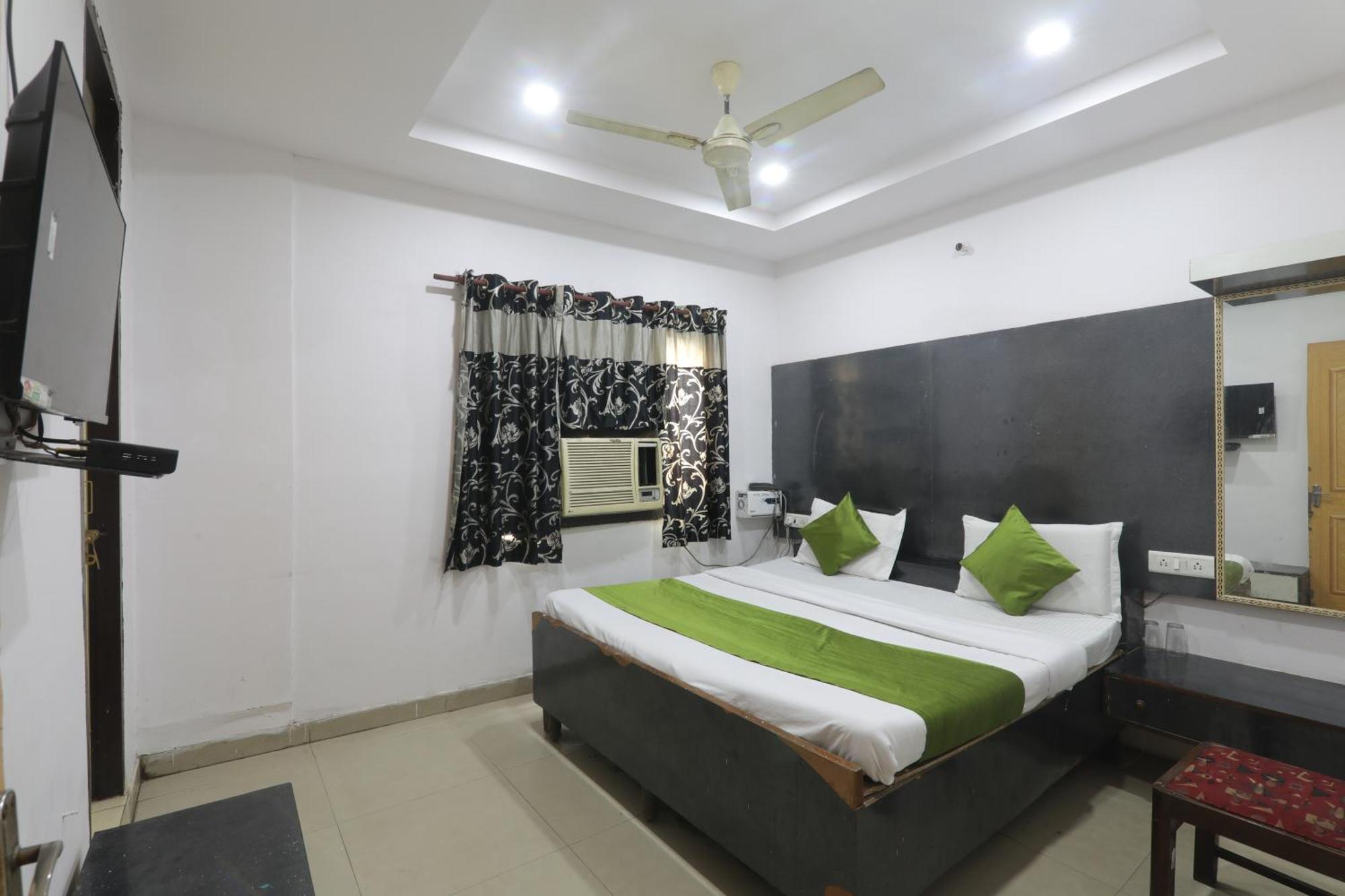 Budget Friendly Dayal Hotel Lucknow Exterior photo